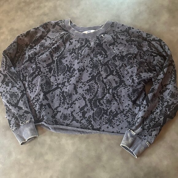 JoyLab Snakeskin Gray Crewneck Cropped Sweatshirt - Picture 1 of 2
